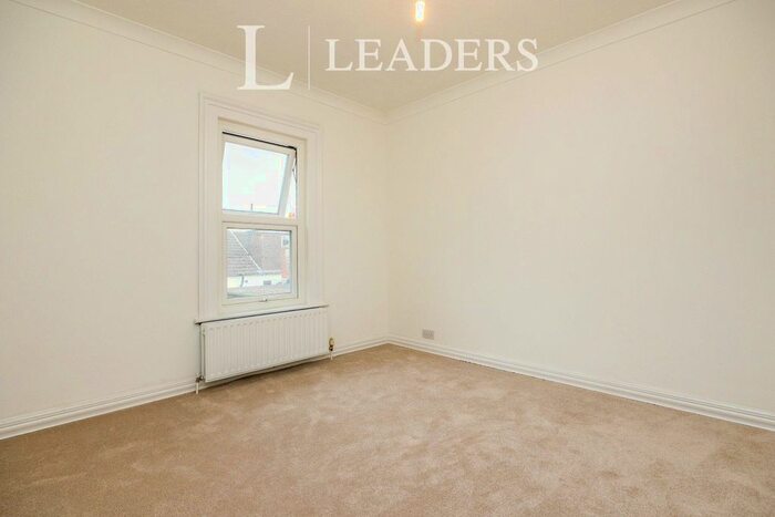 1 Bedroom Flat To Rent In High Street, Bagshot, GU19