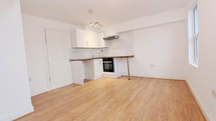 2 Bedroom Flat To Rent In Summers Lane, London, N12