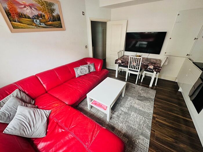 2 Bedroom Flat To Rent In High Street, Sutton, SM1