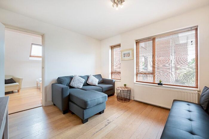 2 Bedroom Flat To Rent In Hillyard Street, London, SW9
