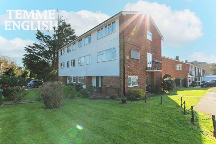 2 Bedroom Flat For Sale In Market Avenue, Wickford, SS12