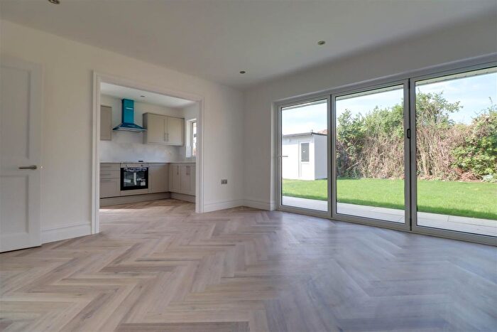 2 Bedroom Semi-Detached Bungalow For Sale In Hengist Gardens, Wickford, SS11