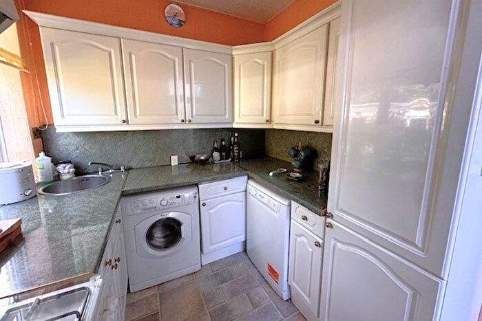 3 Bedroom Semi-Detached House For Sale In Wandleside, Wallington, SM6
