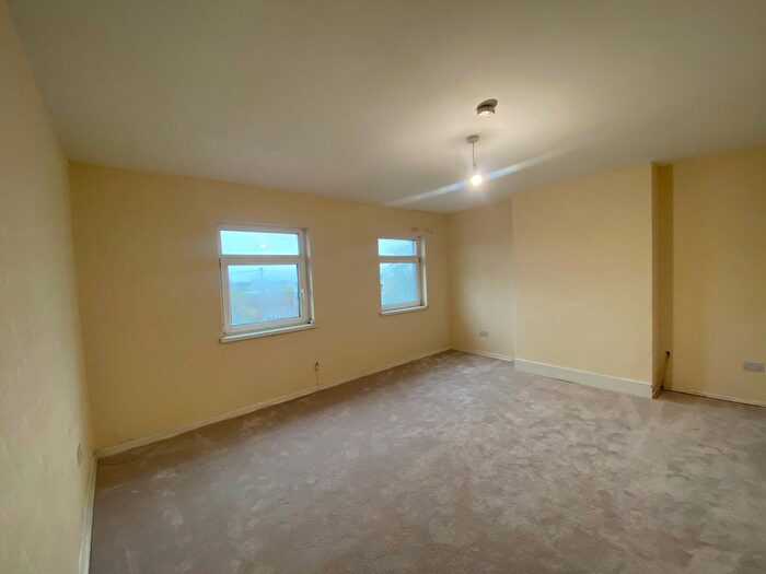 3 Bedroom Flat To Rent In Ravenhill Road, Ravenhill, Swansea, SA5