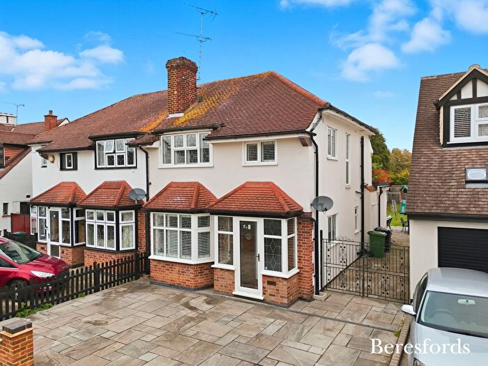 3 Bedroom Semi-Detached House For Sale In Springfield Gardens, Upminster, RM14