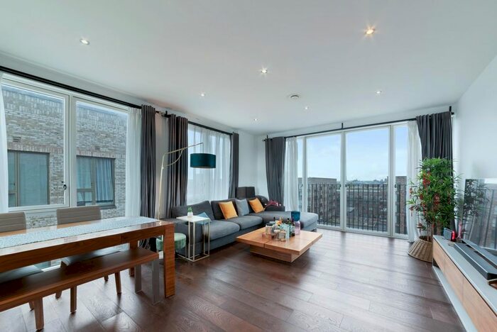 3 Bedroom Flat To Rent In Baillie Apartments, Gallions Reach, London, E16