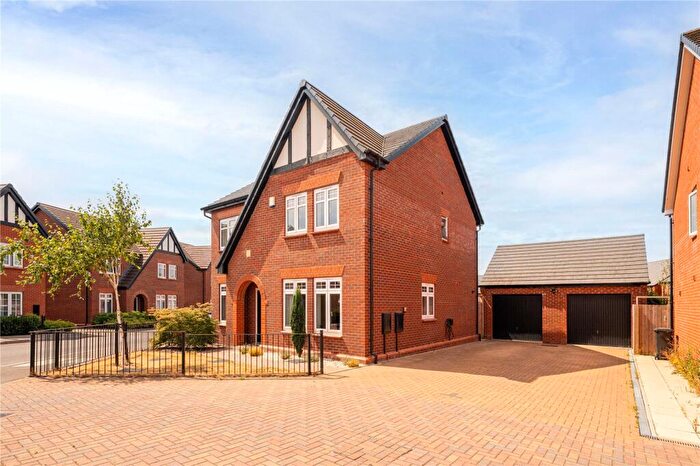 4 Bedroom Detached House For Sale In The Dovecote, Warwick, CV34