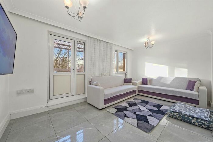 2 Bedroom Maisonette To Rent In Ivanhoe House, Bow, London, E3