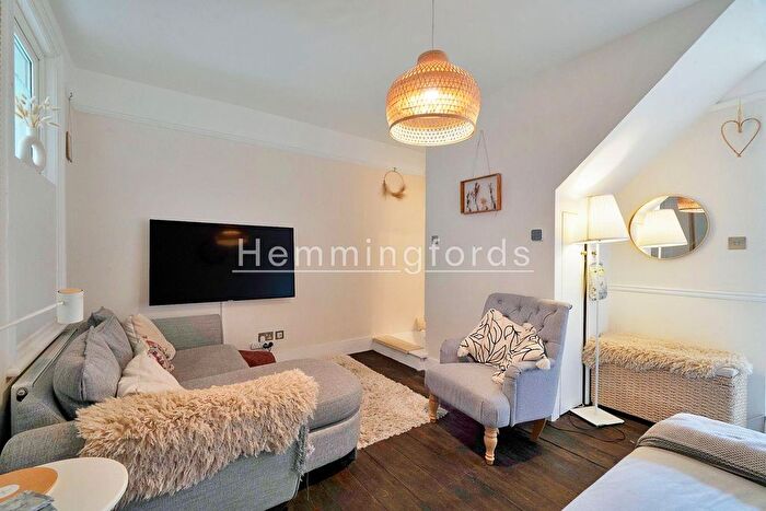 3 Bedroom Terraced House To Rent In Richmond Road, Bounds Green, N11