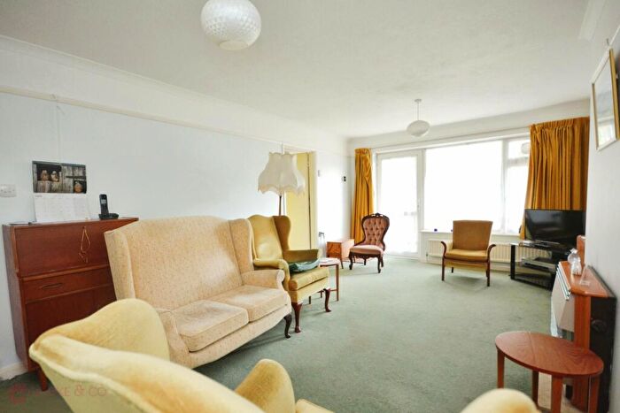 2 Bedroom Flat For Sale In Luton Avenue, Broadstairs, CT10