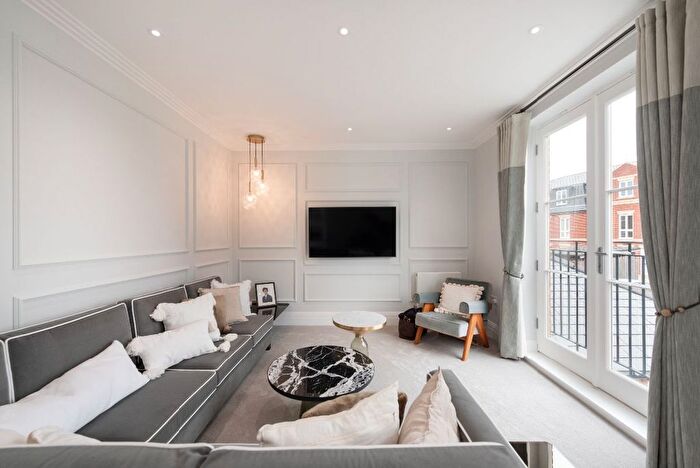 5 Bedroom Terraced House To Rent In Sassoon Drive, Barnet, EN4