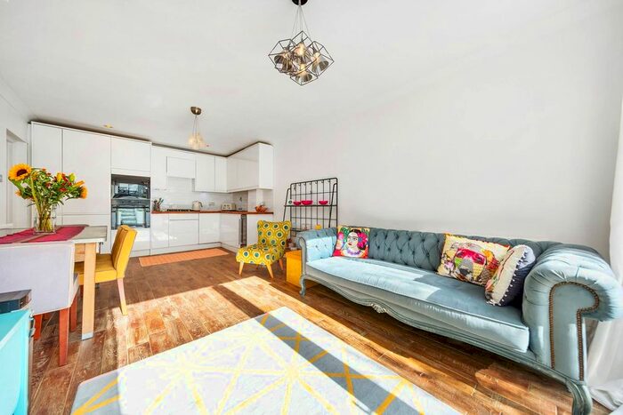 2 Bedroom Flat To Rent In Clapham Common South Side, Clapham Common South Side, London, SW4