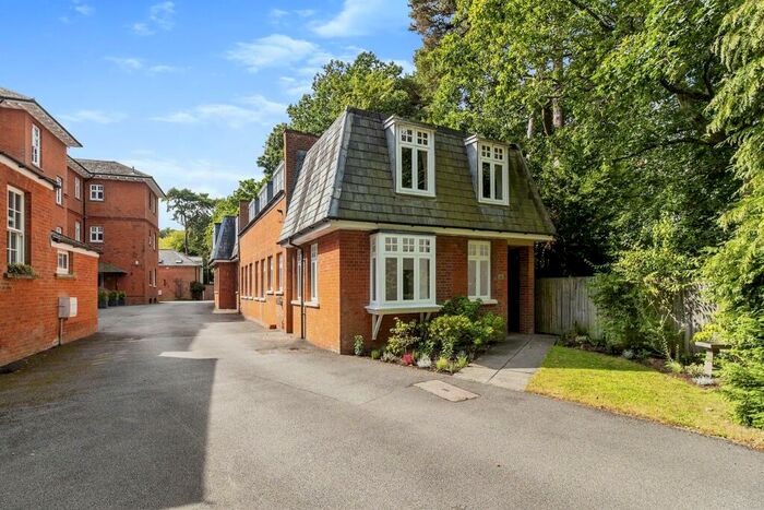 2 Bedroom Apartment For Sale In Heath Lane, Woburn Sands, Milton Keynes, MK17