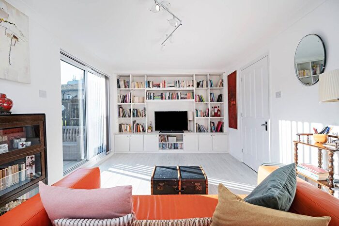 2 Bedroom Maisonette For Sale In Hooper Street, Aldgate, London, E1