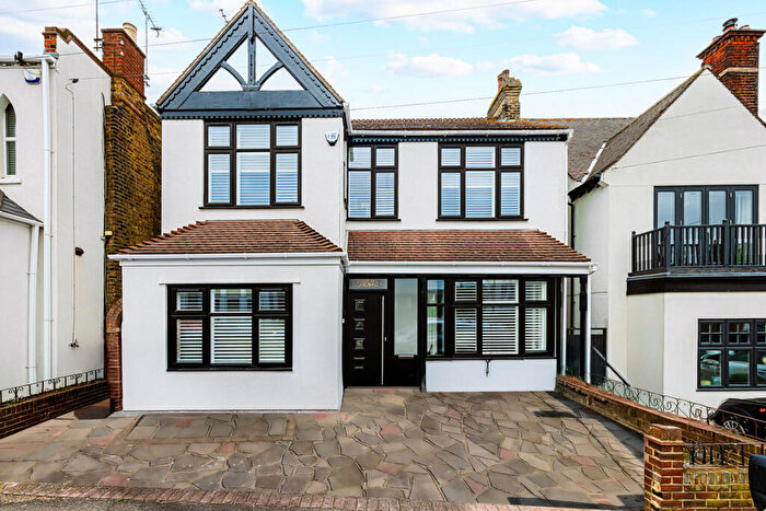 4 Bedroom Detached House For Sale In Cliff Road, Leigh-on-sea, SS9
