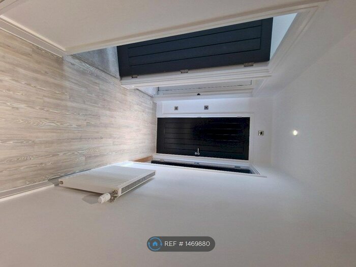 2 Bedroom Flat To Rent In Blackthorn Avenue, Chigwell, IG7