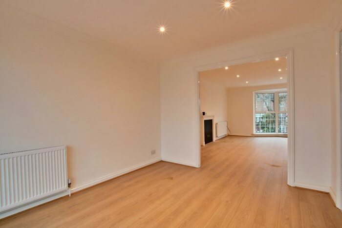 4 Bedroom Town House To Rent In Springpark Drive, Beckenham, Kent, BR3