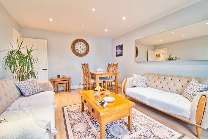 2 Bedroom Flat To Rent In Embassy Court, Bounds Green Road, London, N11