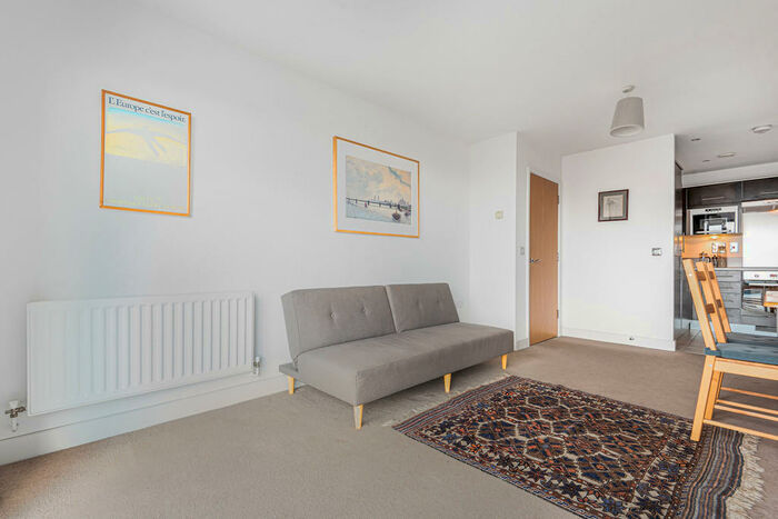 1 Bedroom Apartment To Rent In Aragon Court, SE11