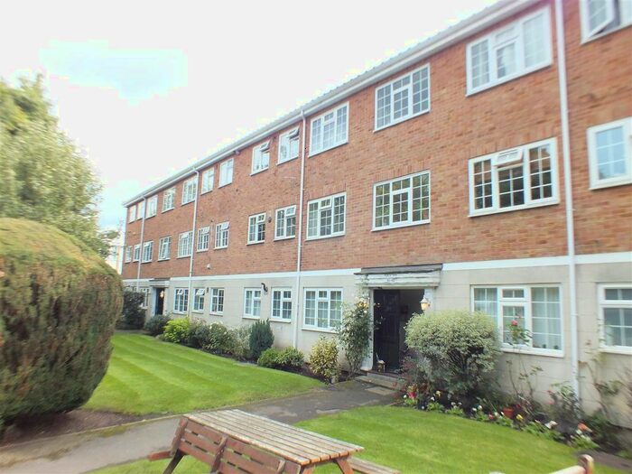 2 Bedroom Flat To Rent In Gainsborough Court, Walton On Thames, Surrey KT12