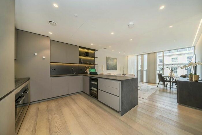 2 Bedroom Flat To Rent In Buckingham Palace Road, London, SW1W