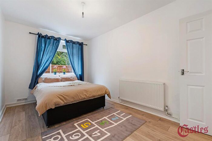 3 Bedroom Flat For Sale In Butfield House, Stevens Avenue, London, E9 - Photo 9
