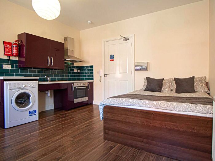 Apartment To Rent In Apt, Clarendon House #, LS2