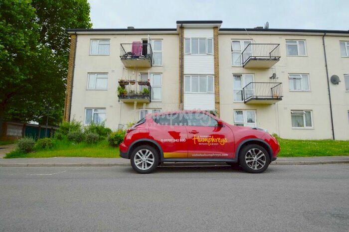 3 Bedroom Flat To Rent In Briars Wood, AL10