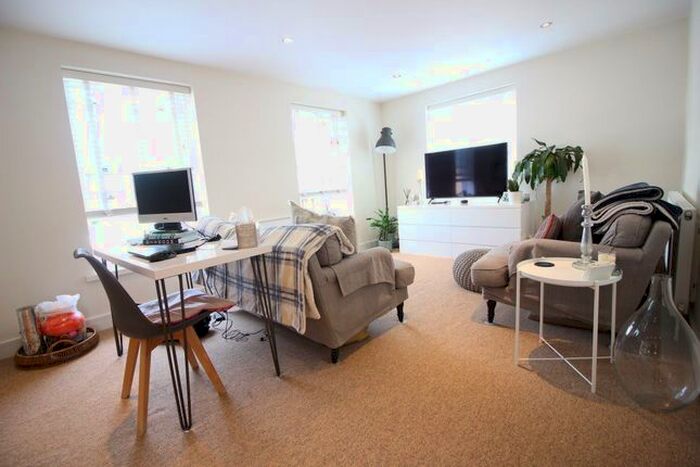 2 Bedroom Flat To Rent In Highfield Road, Bushey WD23