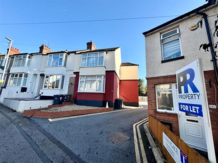 4 Bedroom Semi-Detached House To Rent In Colin Road, Luton, LU2