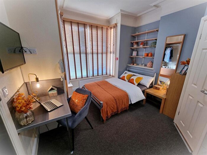 1 Bedroom Apartment To Rent In Richmond Road - Studio For /, LN1