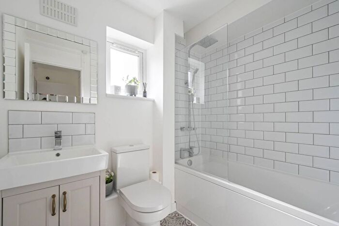 1 Bedroom Flat For Sale In John Rennie Walk, Wapping, London, E1W