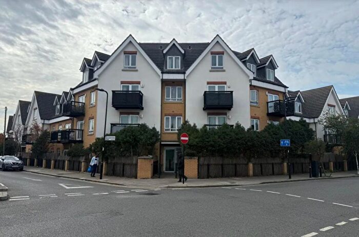 2 Bedroom Flat For Sale In Featherstone Road, Southall, UB2