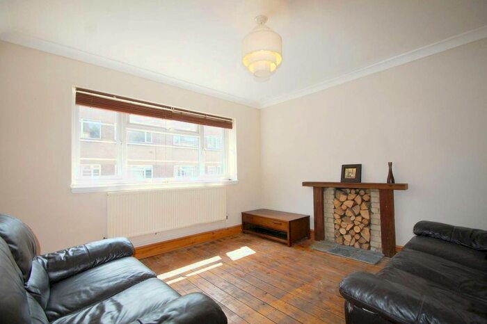 2 Bedroom Flat To Rent In Poynders Court, Balham, London, SW4