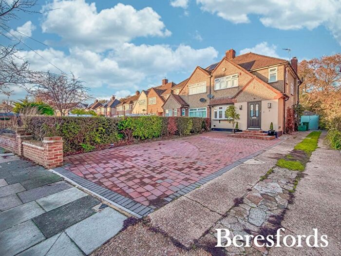 3 Bedroom Semi Detached House For Sale In Fleet Close, Upminster, RM14