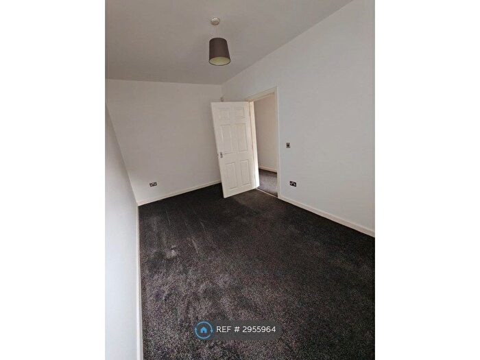 2 Bedroom Flat To Rent In Old Cawsey, Sowerby Bridge, HX6