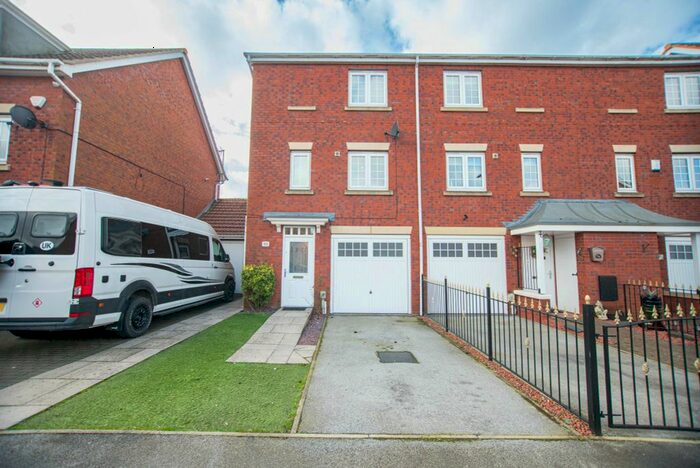 3 Bedroom Town House To Rent In Acasta Way, Hull, HU9