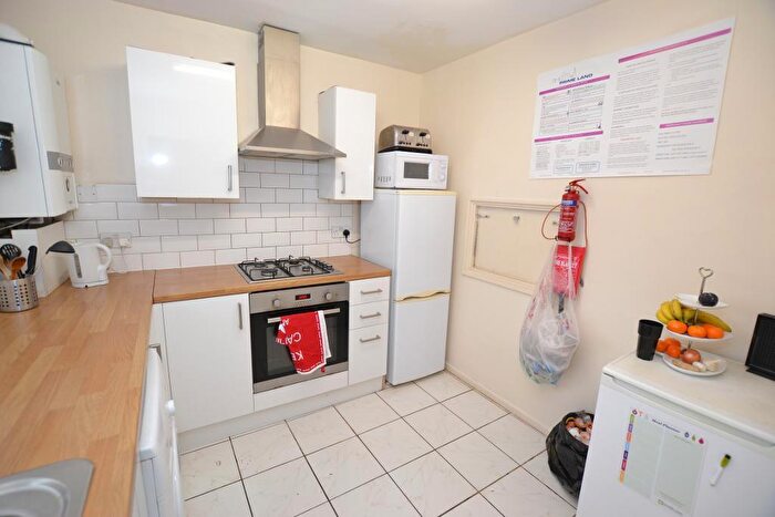 4 Bedroom Maisonette To Rent In Celandine Close, Mile End, London, E14