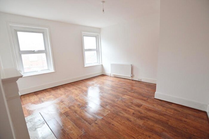 2 Bedroom Flat To Rent In Goldsmiths Row, Shoreditch, E2