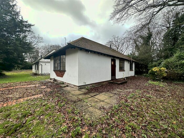 1 Bedroom Bungalow To Rent In Stradbroke Drive, Chigwell, IG7