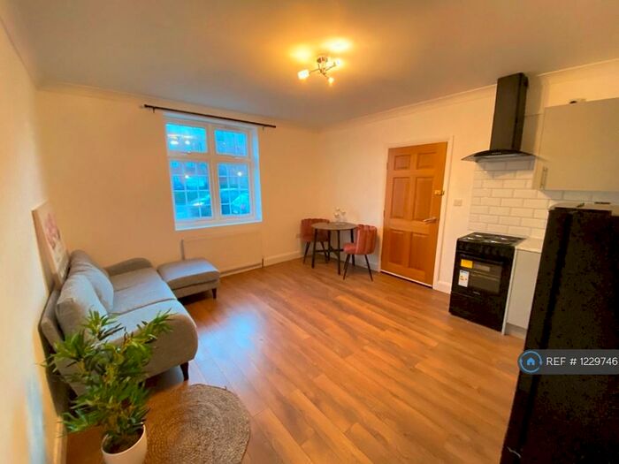 1 Bedroom Bungalow To Rent In Tomswood Hill, Essex, IG6