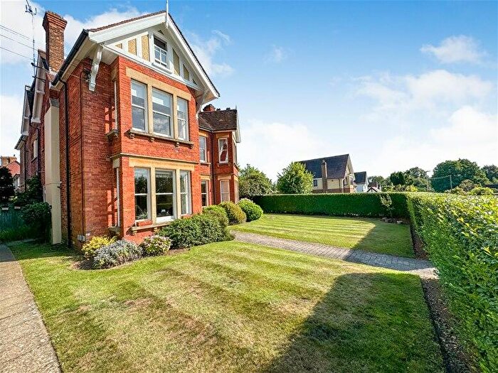 3 Bedroom Flat To Rent In Kirkwick Avenue, Harpenden, AL5