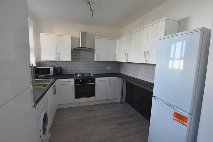 4 Bedroom Flat To Rent In Margravine Road, Hammersmith, W6