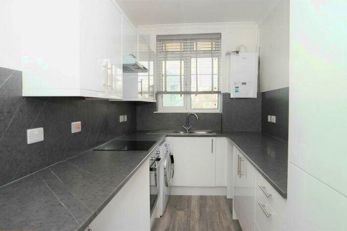 2 Bedroom Flat To Rent In Burnt Ash Hill, London, SE12