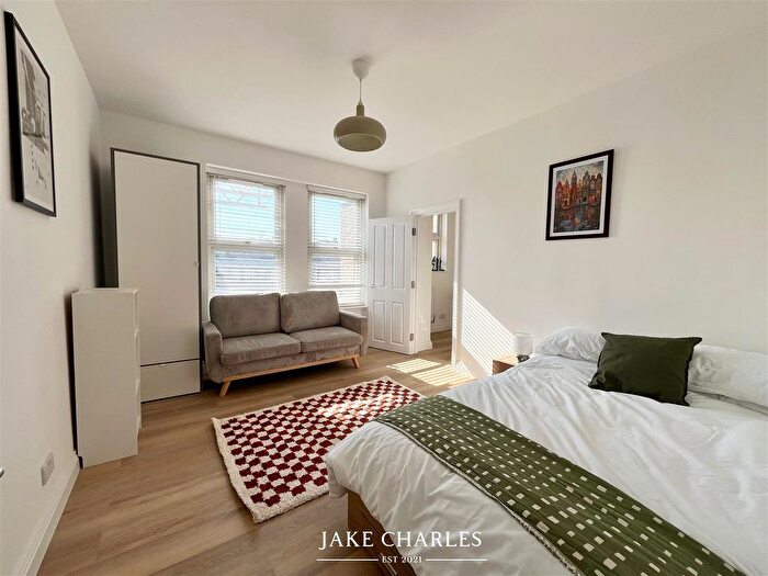 Studio To Rent In High Street, London, N8