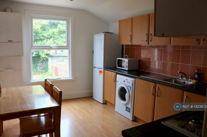 2 Bedroom Flat To Rent In Kensington Avenue, London, E12