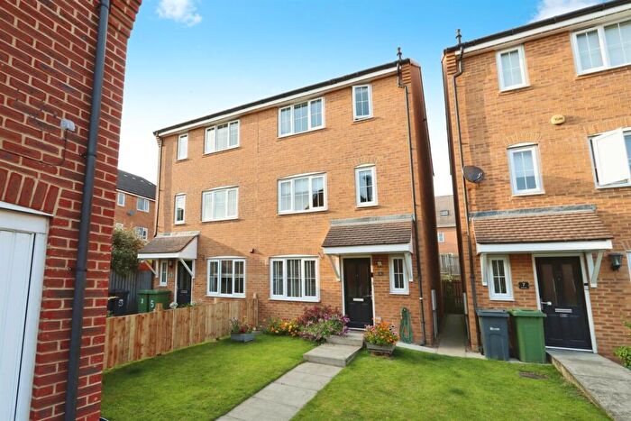 4 Bedroom Semi-Detached House To Rent In Dalby Way, New Forest Village, LS10