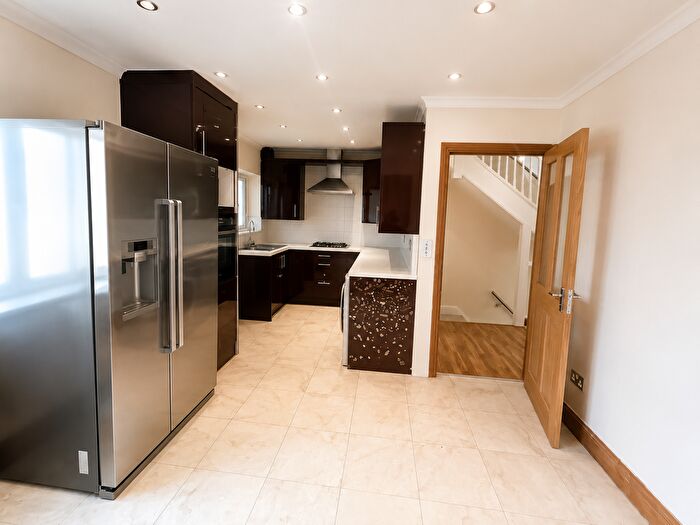 3 Bedroom Flat To Rent In Croydon Road, Caterham, CR3