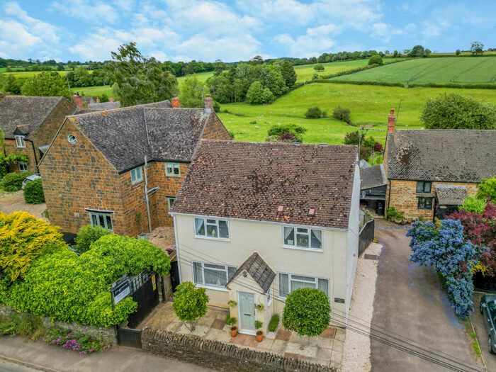 4 Bedroom Detached House For Sale In Upper Tadmarton Banbury, Oxon, OX15