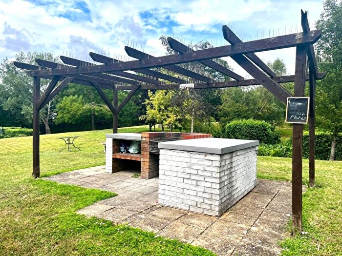 1 Bedroom Flat For Sale In Epping New Road, Buckhurst Hill, IG9